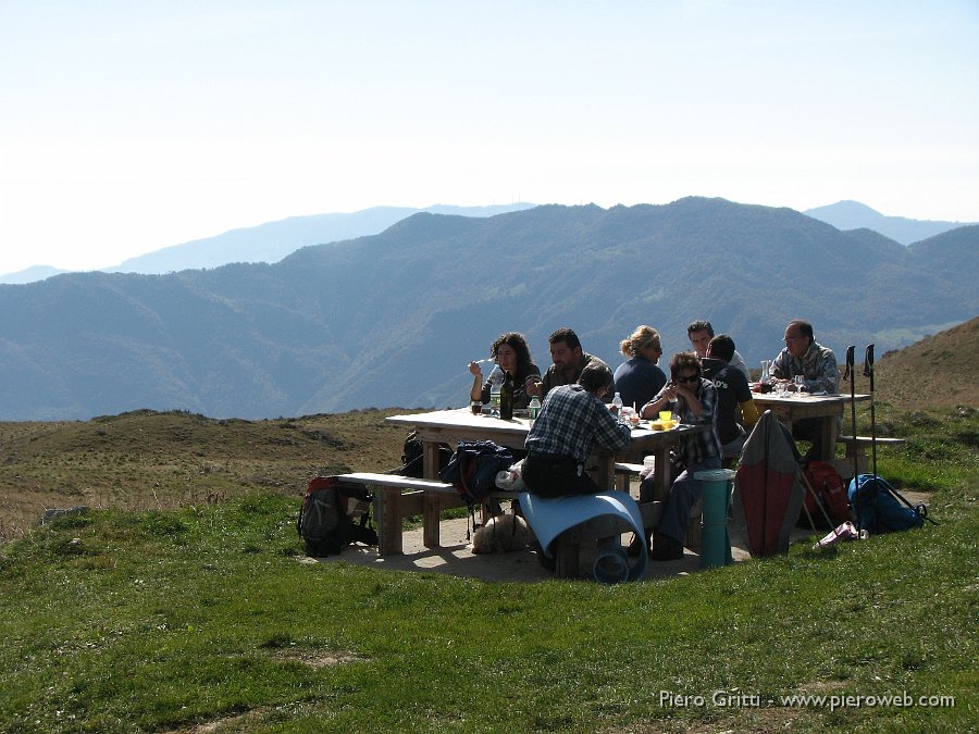 gherardi-lu 013.jpg - Chi pranza all'interno del Rifugio...chi all'esterno